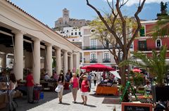 Eivissa / Ibiza : die alte Markthalle vor der Kulisse von Dalt Vila und der Kathedrale