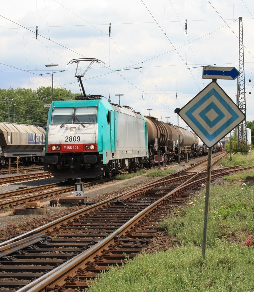 "El 6 - Halt für Fahrzeuge mit gehobenem Stromabnehmer " ....