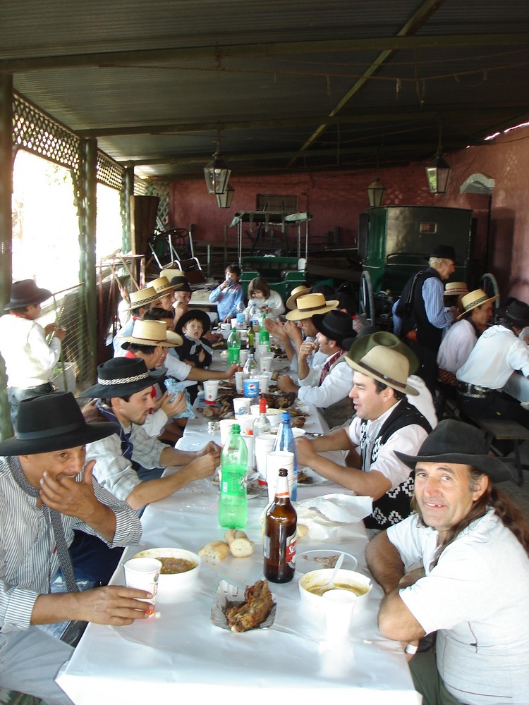 el almuerzo de los jinetes de la doma o jineteada Argentina