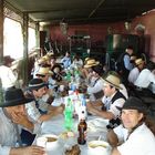 el almuerzo de los jinetes de la doma o jineteada Argentina