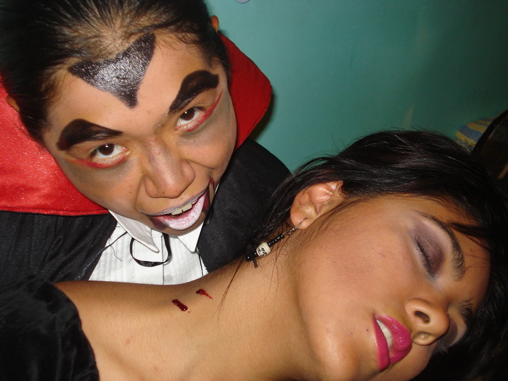 El ataque de un vampiro vs chica sexy!!!