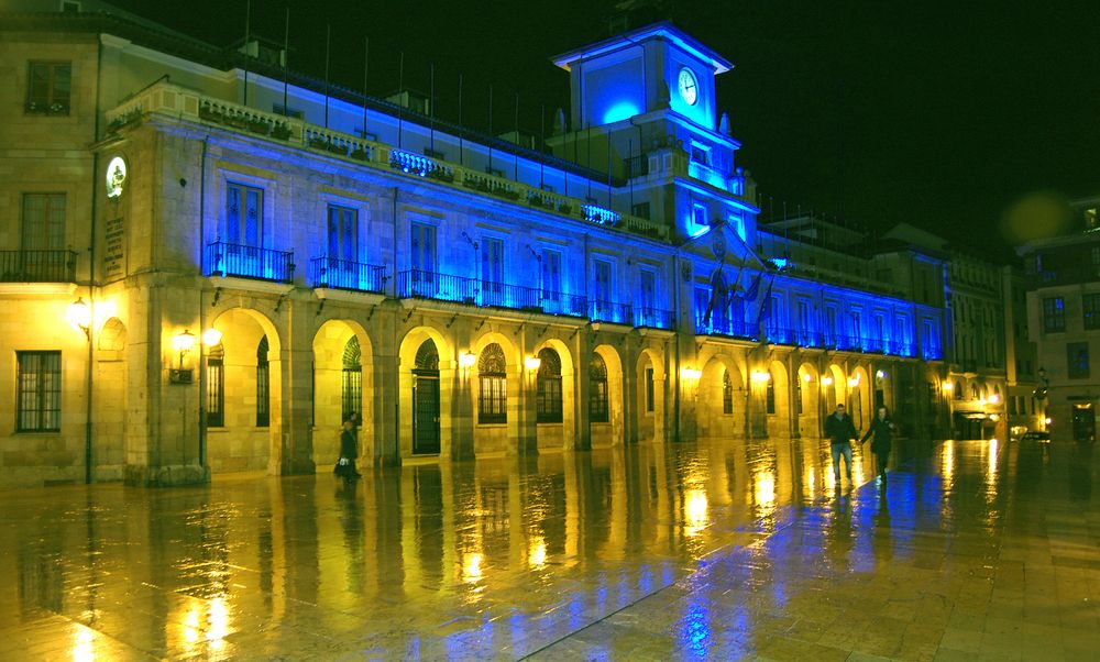 El Ayuntamiento de Oviedo de noche