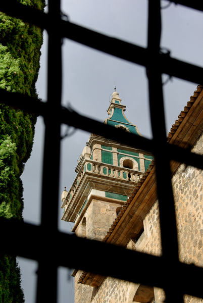 El azul esmeralda de La Cartuja entre rejas