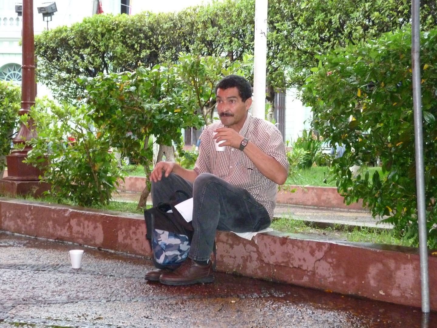 El cafecito de un vagabundo en el parque