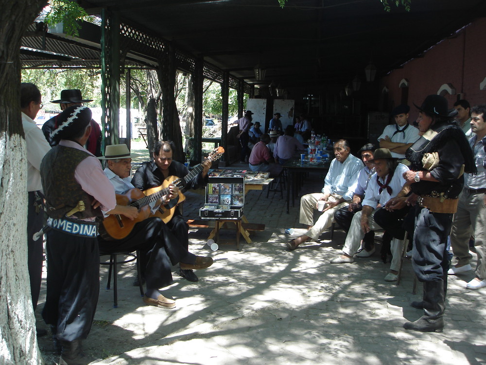 el cantor y su público en el circulo criollo el rodeo ,  Argentina