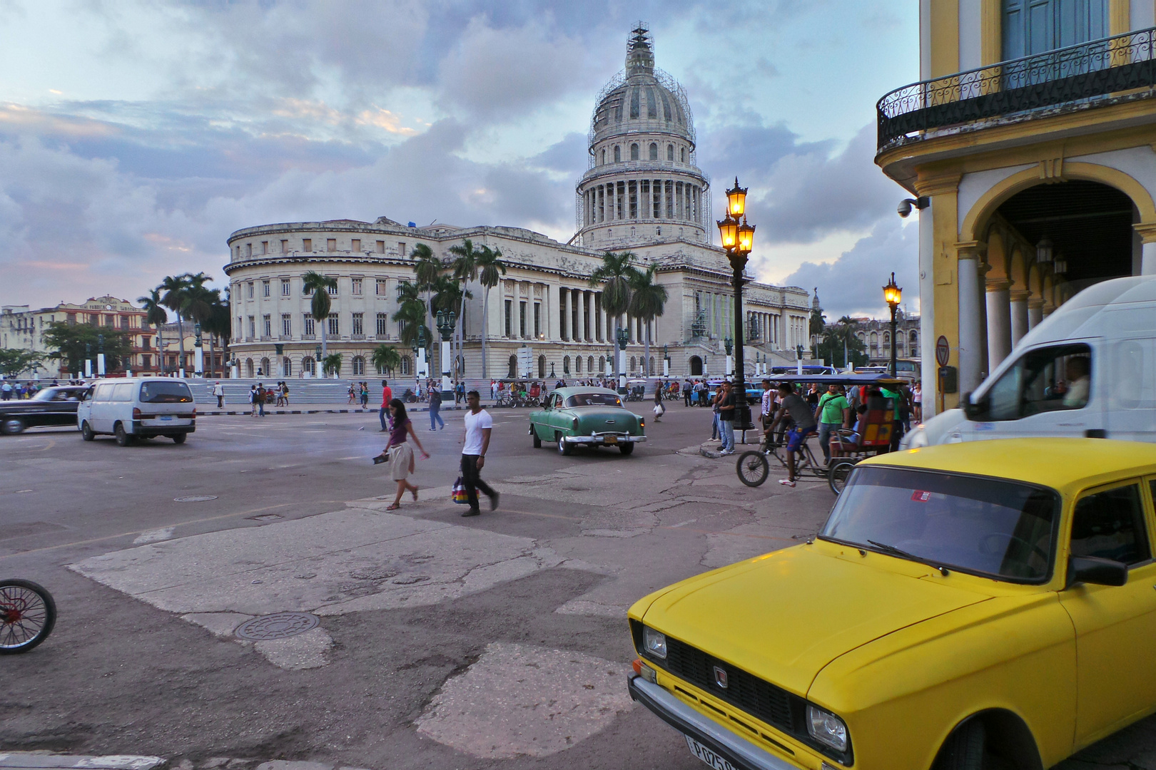 El Capitolio und gelber Moskwitsch