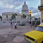 El Capitolio und gelber Moskwitsch