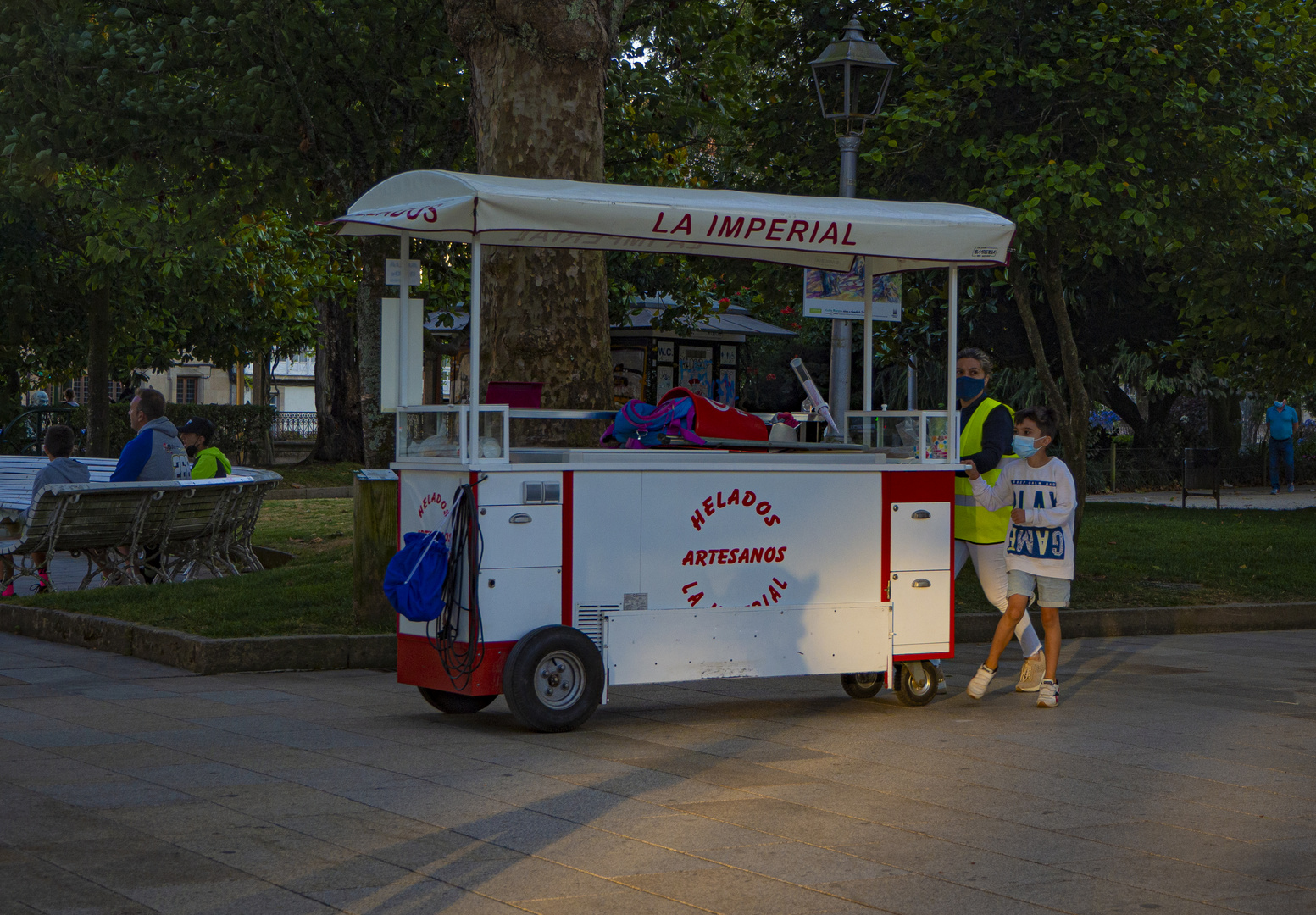 El carrito de los helados también se va a casa.