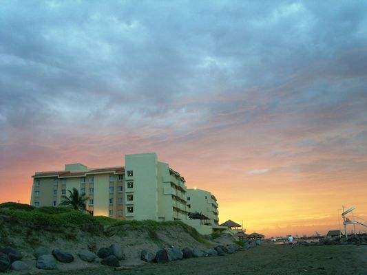 el cielo iluminando la tarde por atras del hotel