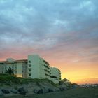 el cielo iluminando la tarde por atras del hotel