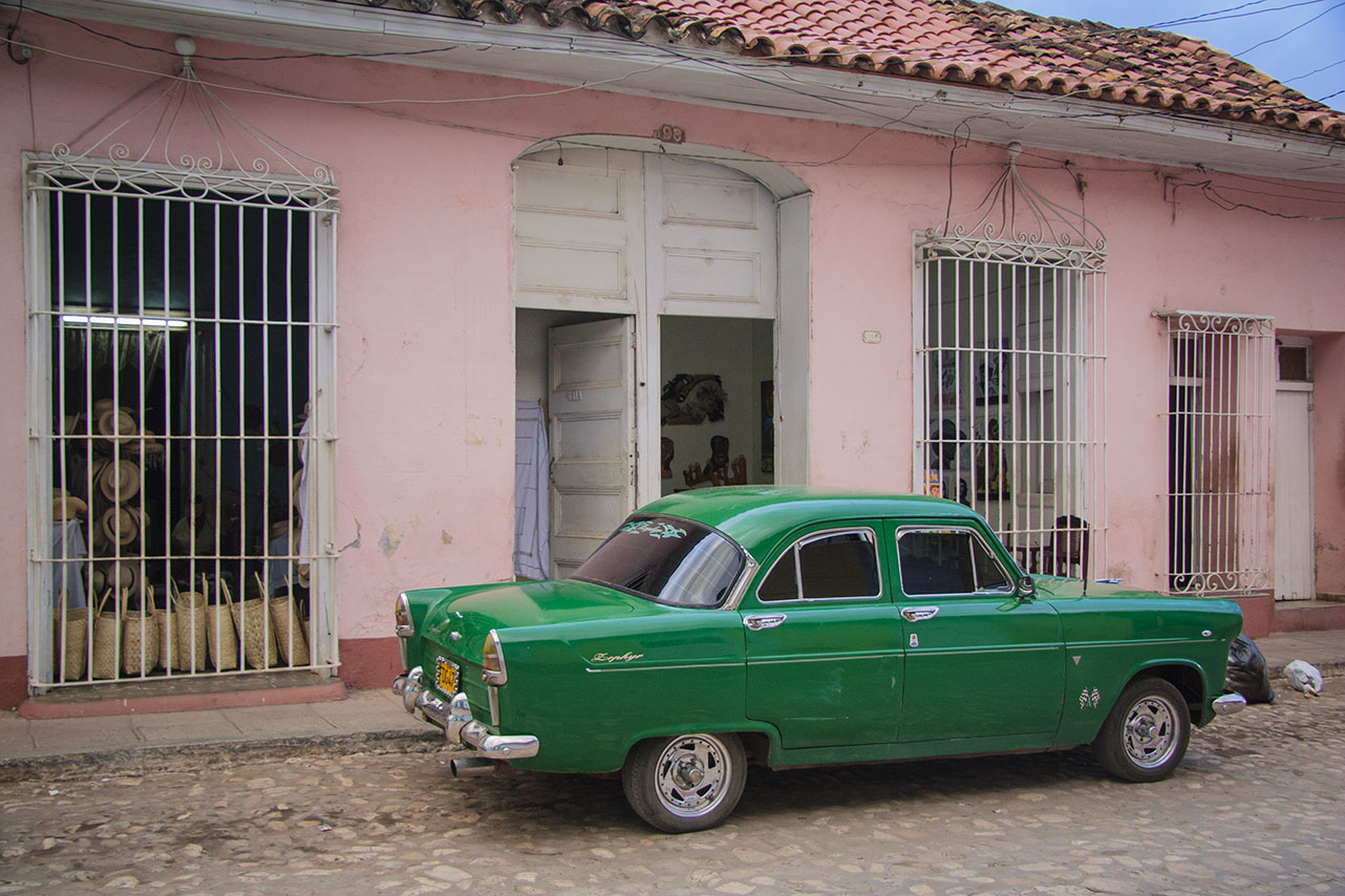 EL COCHE EN LA PUERTA,