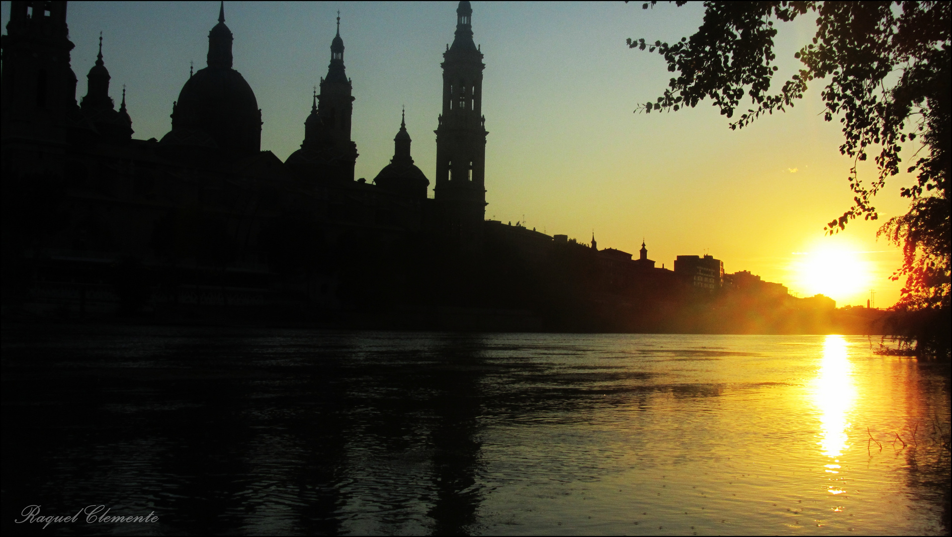 El comienzo de un atardecer en la rivera del Ebro.