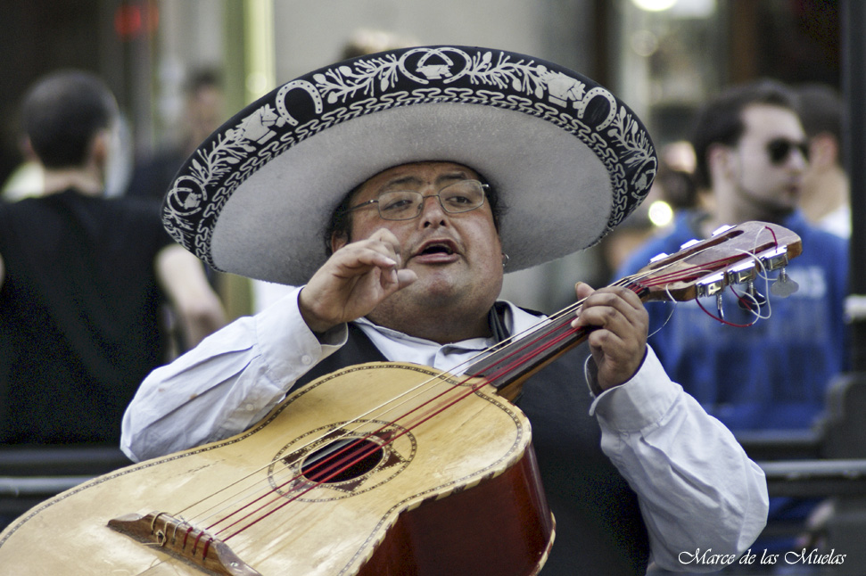 ...el de la guitarra grande...