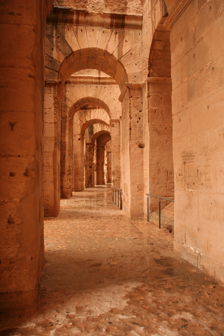 El Djem - Amphitheater: Die Rundbögen beim Gewitter