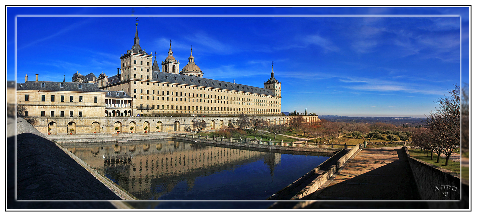 El Escorial y estanque. Panoramica (6 Img.)