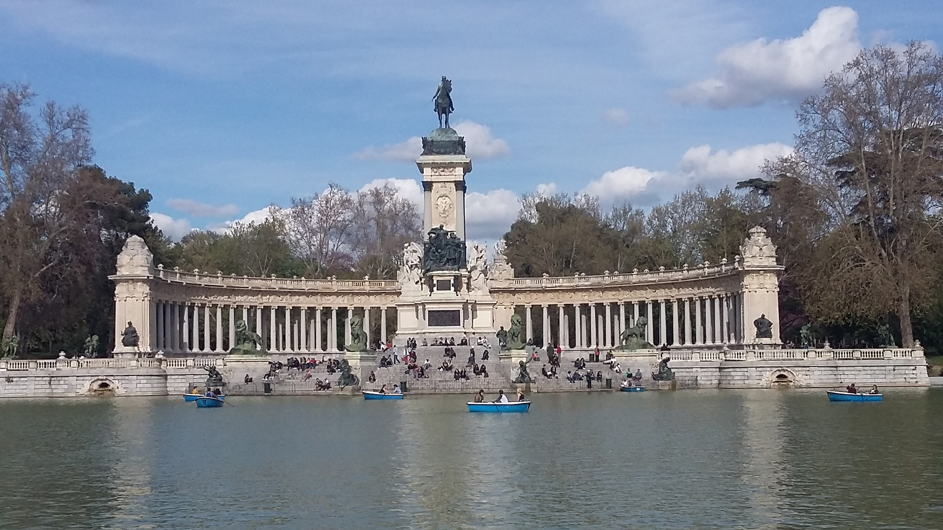 El famoso y ultraconocido Estanque del Retiro en una tarde de Abril