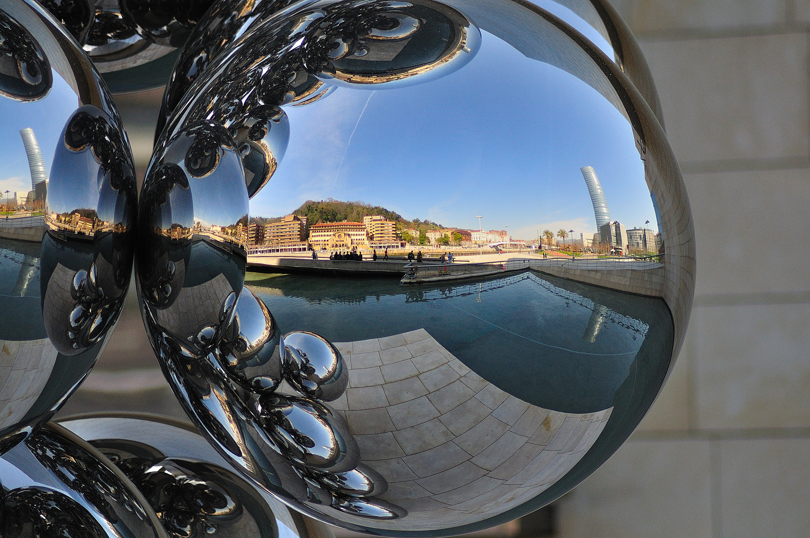 El gran árbol y el ojo. Anish Kapoor.