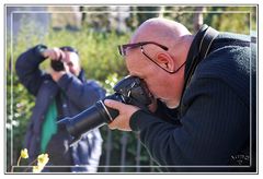 El Gran Floren fotografiando una dalia y el Gran Jorge fotografiandonos a los dos MiniKM3.5