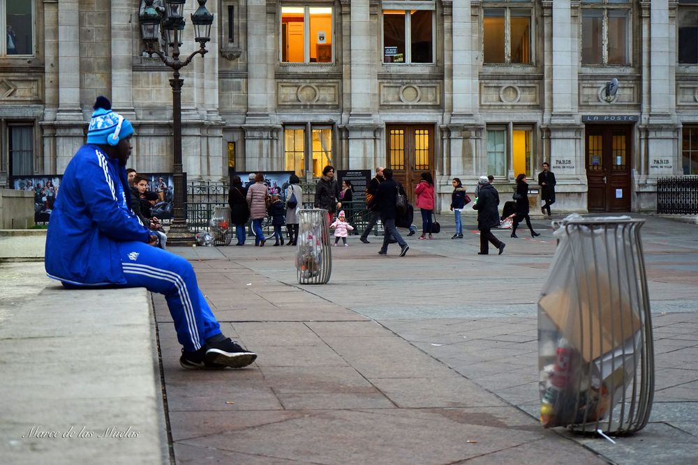 ...el hombre de azul...