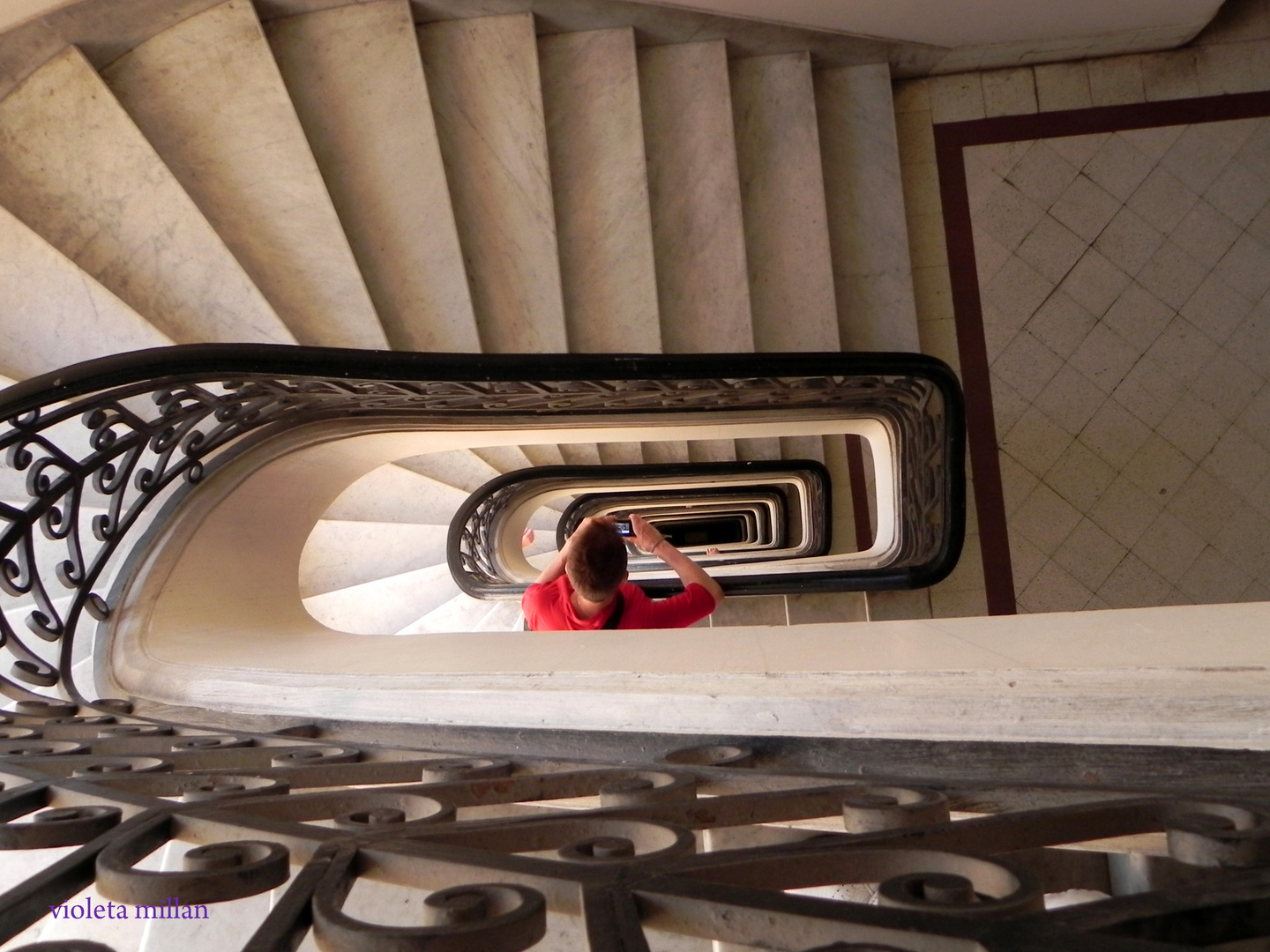 EL HOMBRE DE LA REMERA ROJA