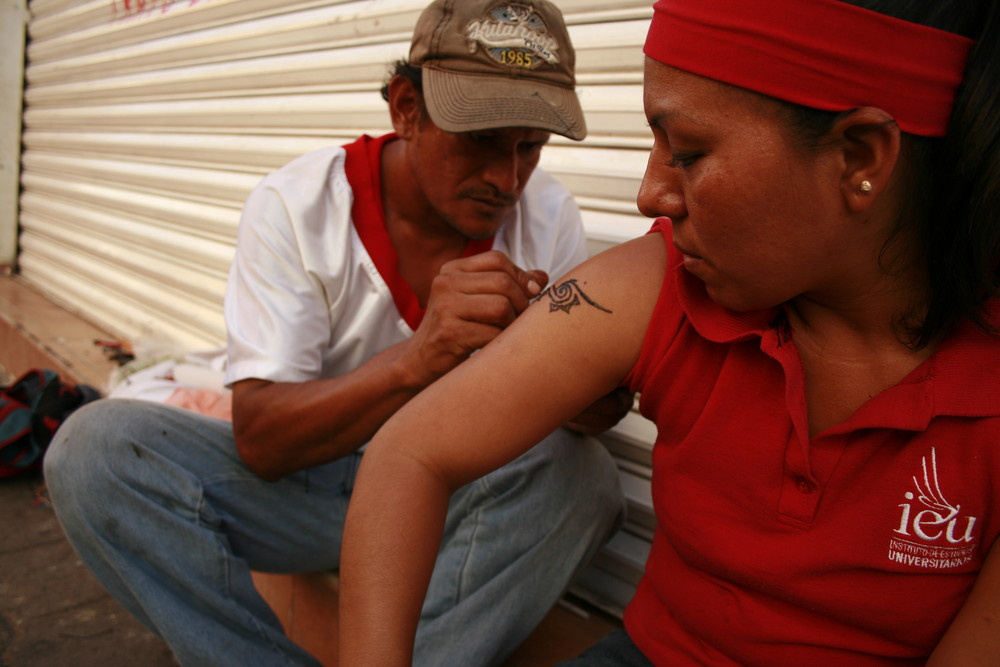 El hombre de los tatuajes