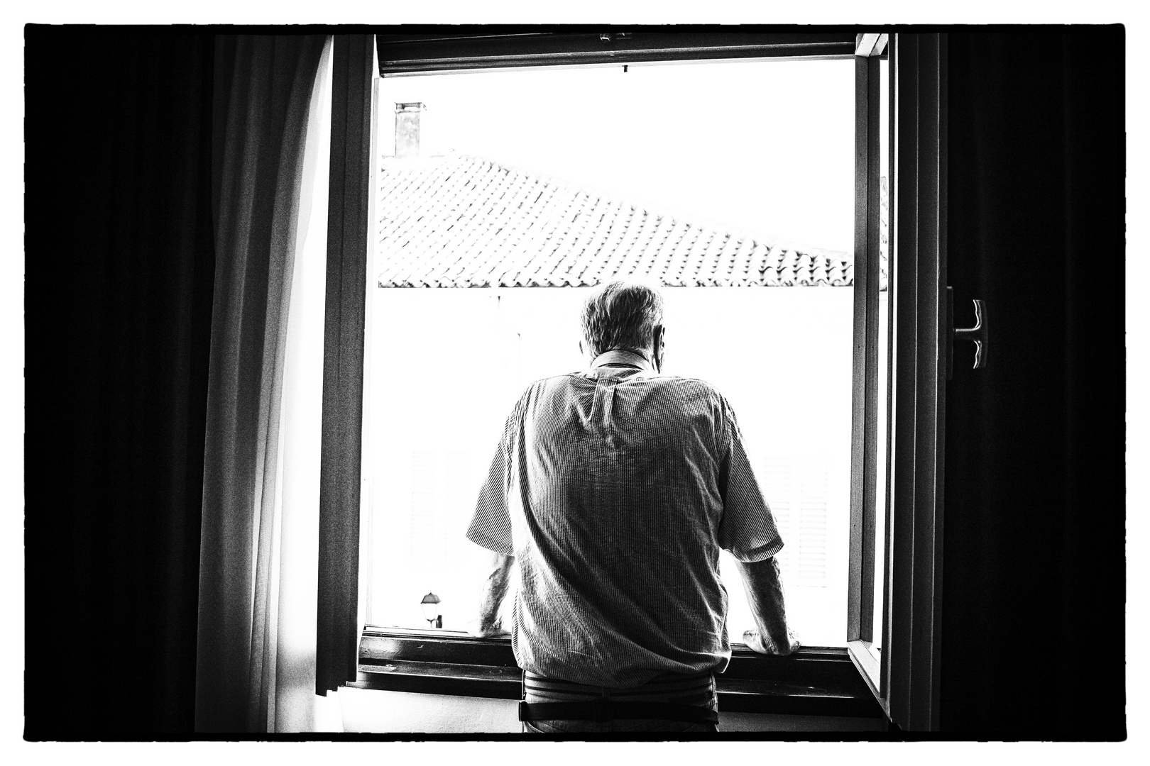 El hombre en la ventana