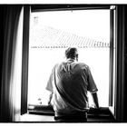 El hombre en la ventana