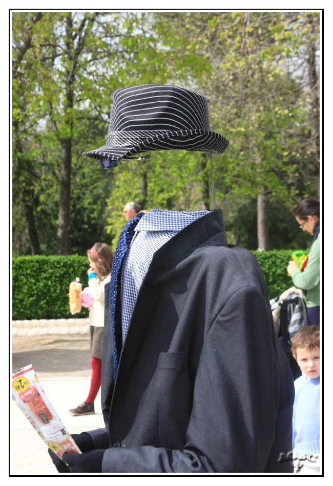 El hombre invisible de El Retiro (Madrid) paseando