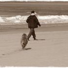 El hombre... su perro... la playa I