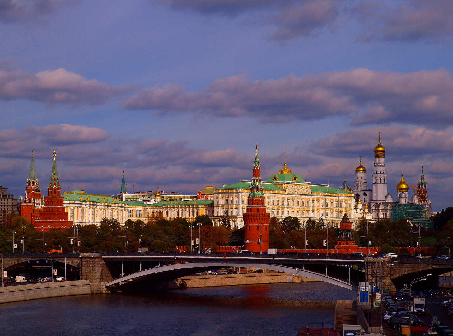 EL KREMLIN DESDE UN PUENTE DEL MOSCOVA