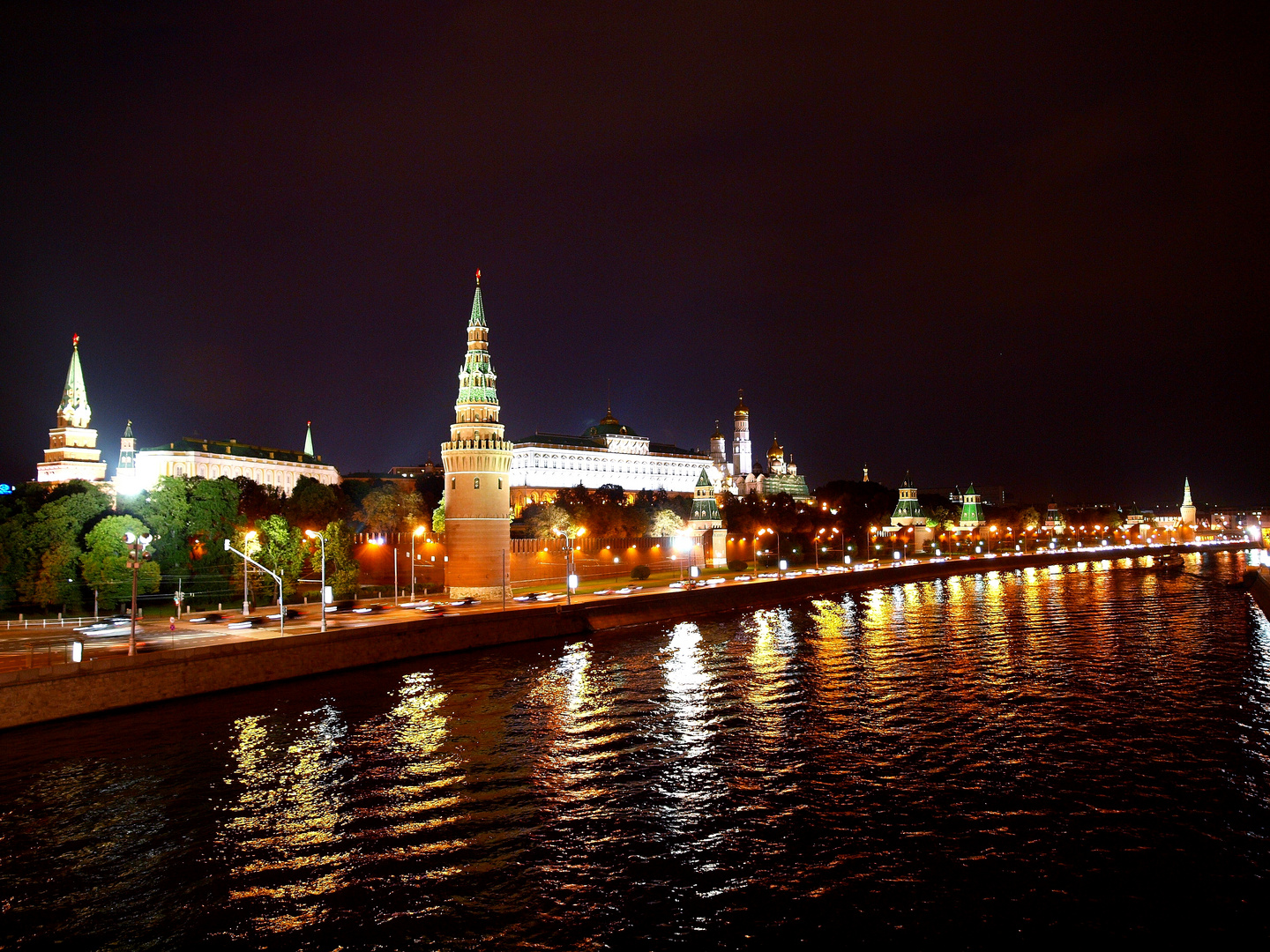 EL KREMLIN DESDE UN PUENTE DEL RIO MOSCOBA ( Moscú - Rusia)