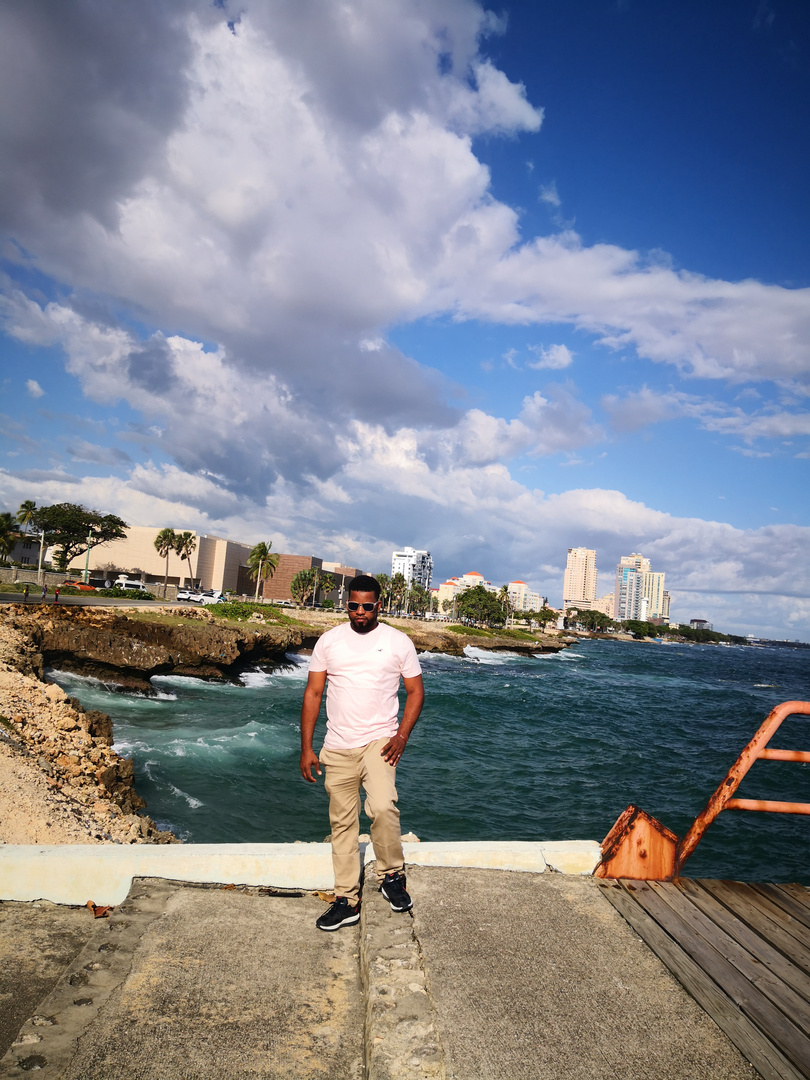 El mar detrás- Malecón de Santo Domingo R. D