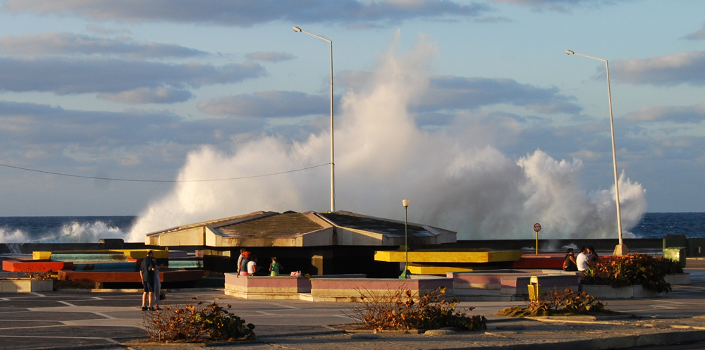 El mar, el Malecon