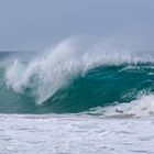 el mar, las olas y una tabla de surf
