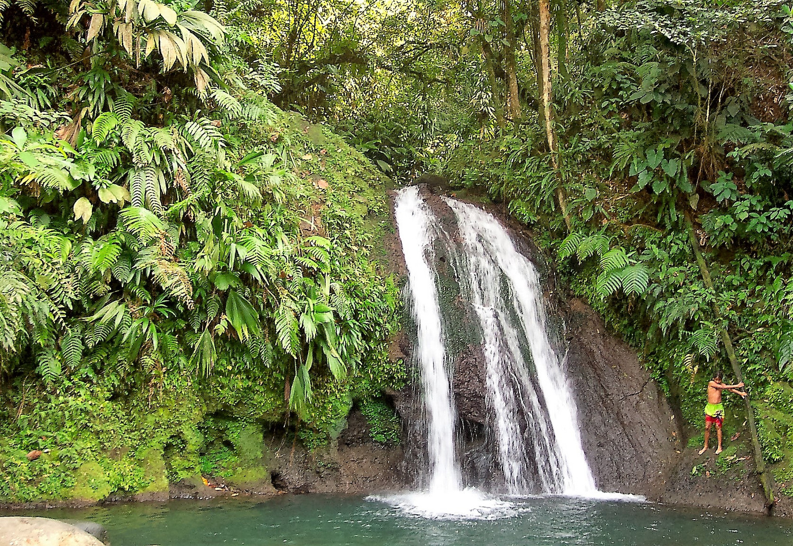 El niño y la cascada