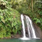 El niño y la cascada