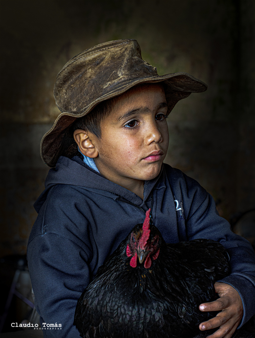 El niño y su gallo