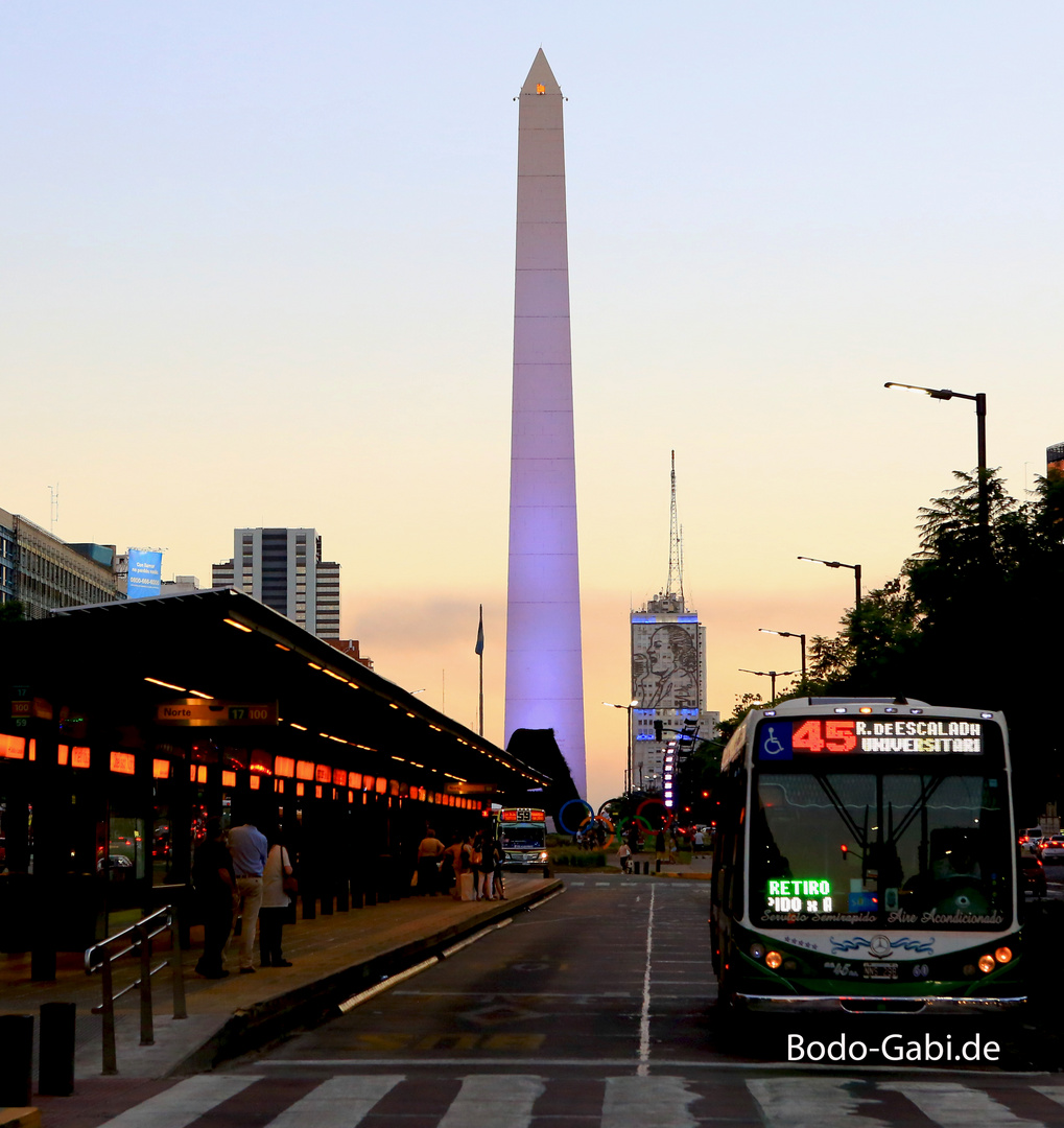 El Obelisco am Abend