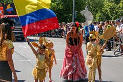 El orgulloso ondeante de la bandera