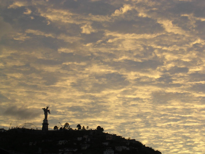 El Panecillo Y Las Nubes