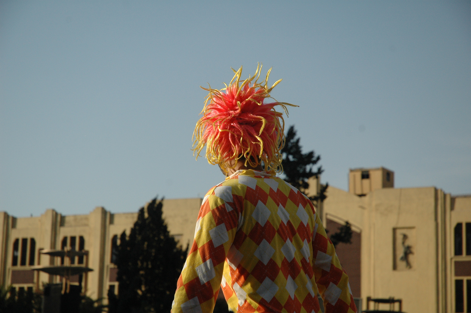 el payaso repartiendo globos