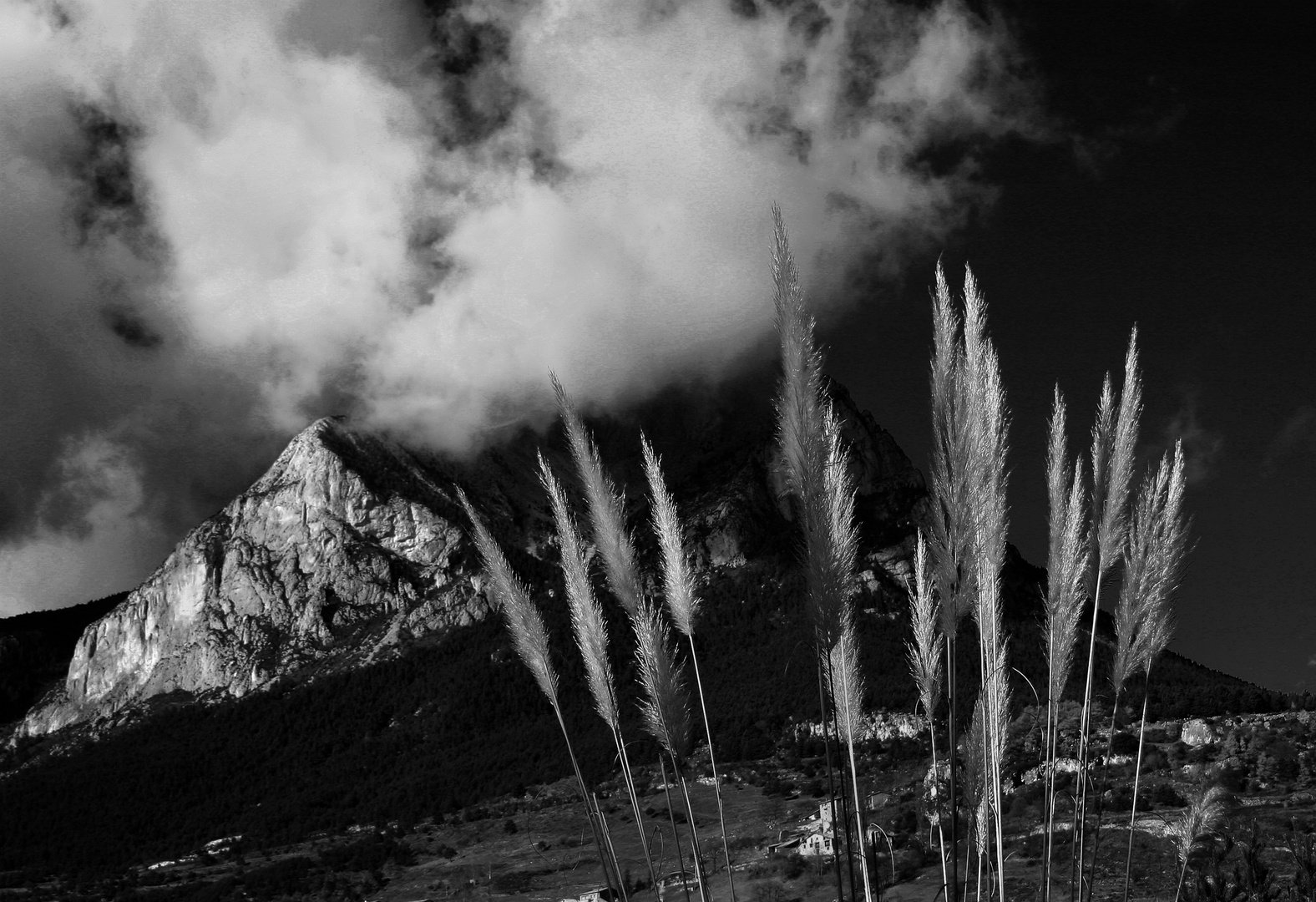 el Pedraforca con nubes