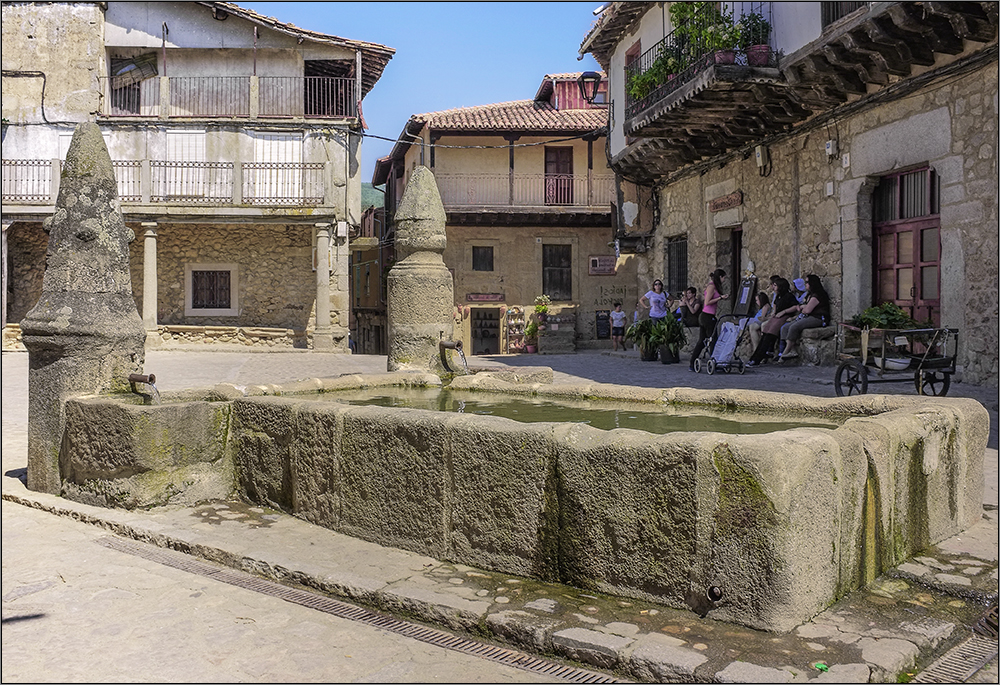 El pilón de la plaza del pueblo