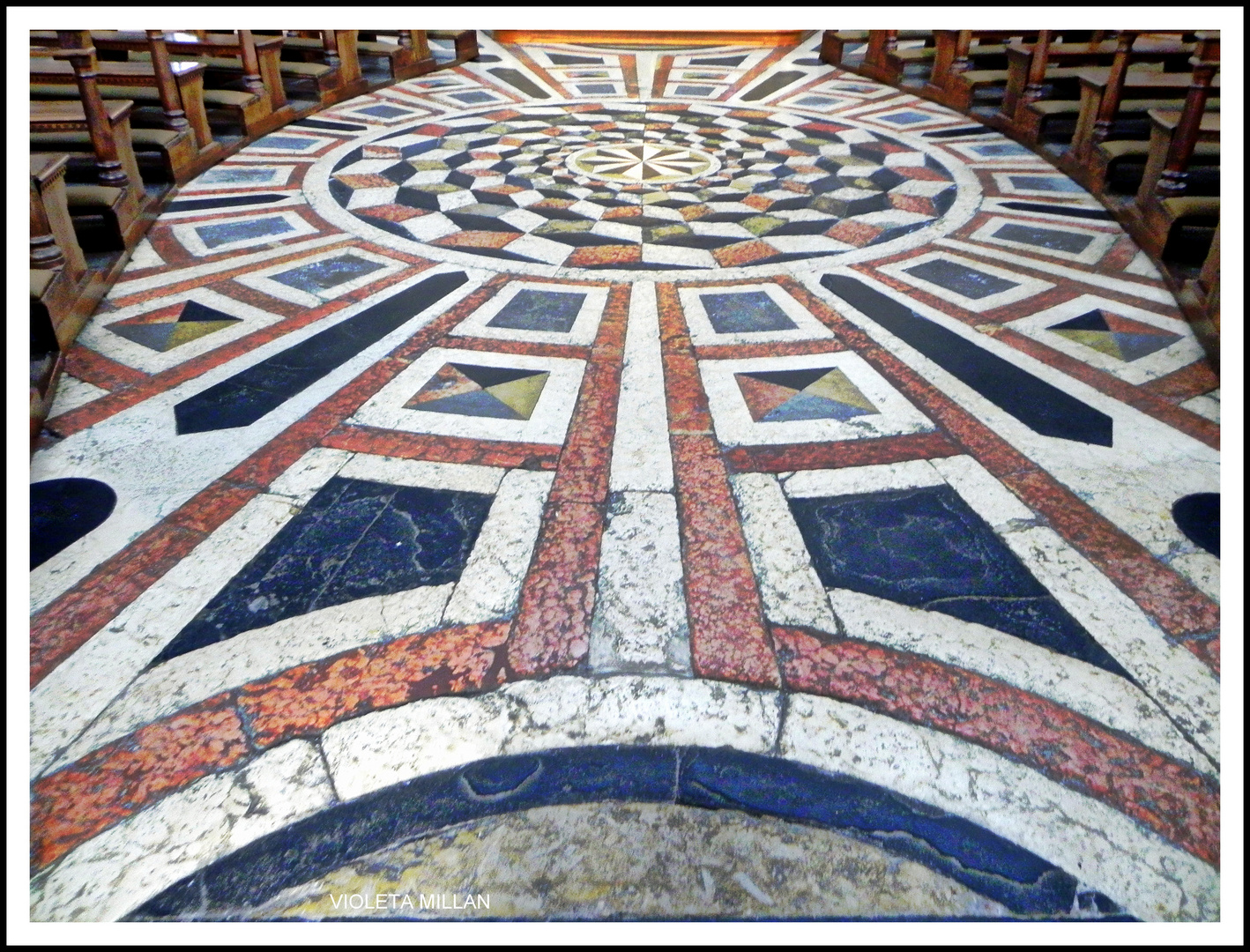 el piso de una iglesia del norte de italia