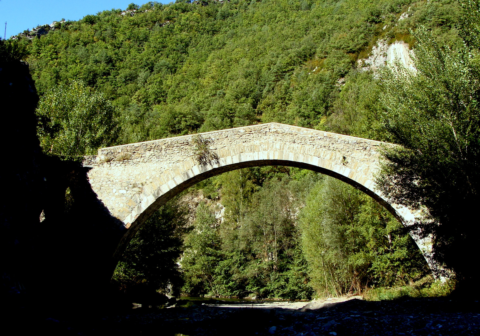 El puente cerca de Campdevanol..01