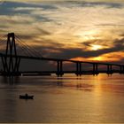 El puente, el bote y el río.