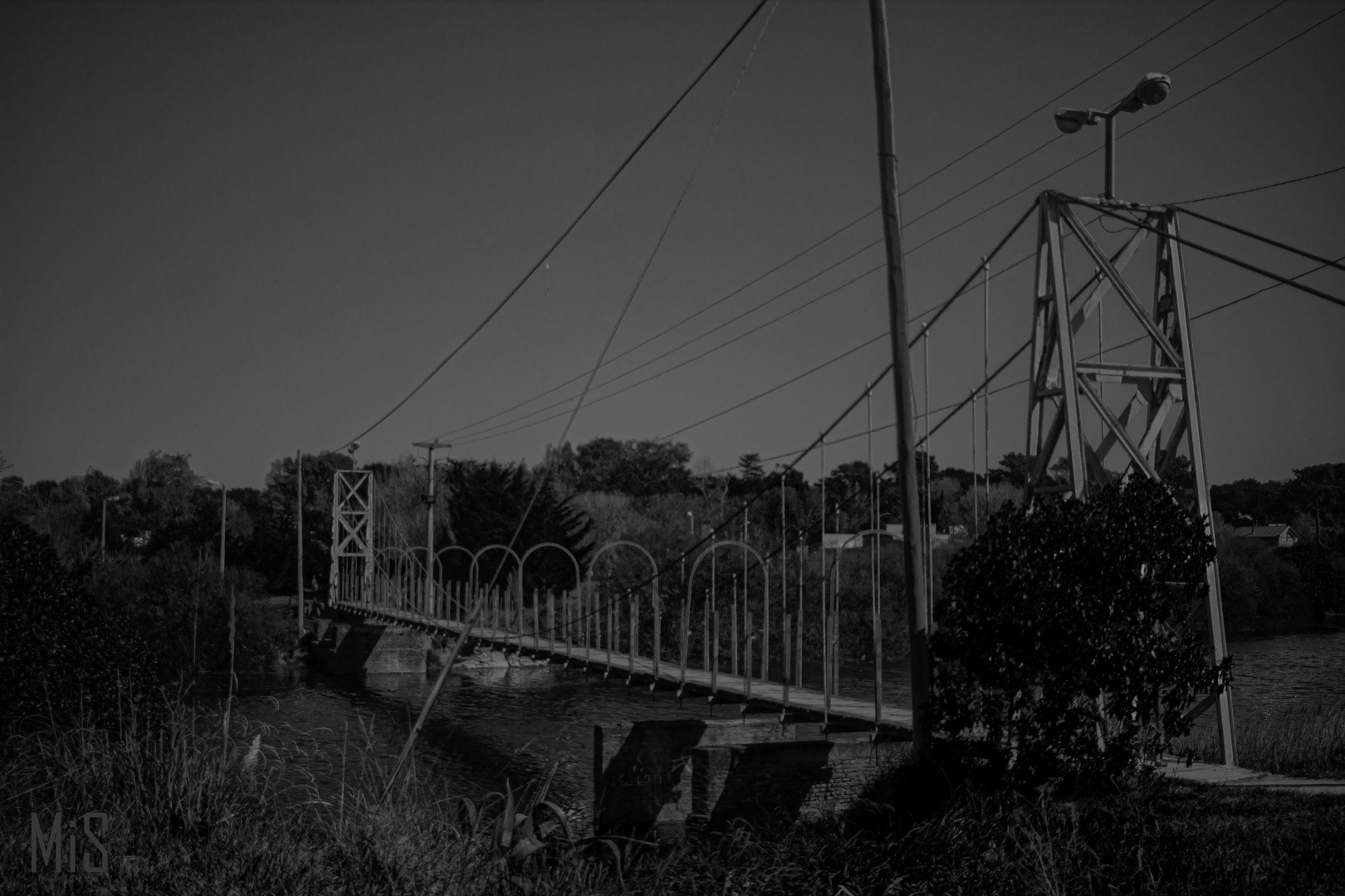 El puente en penumbra