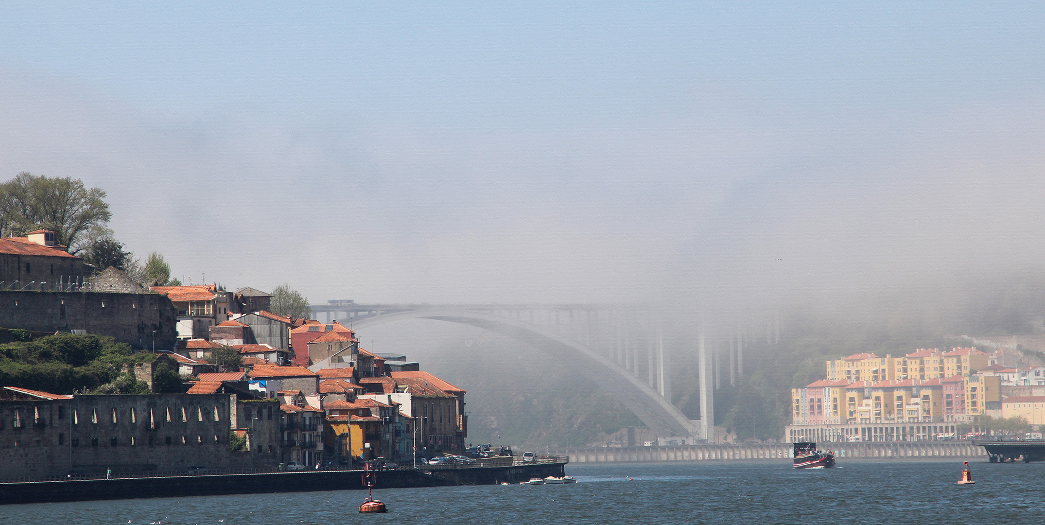 El puente y la niebla