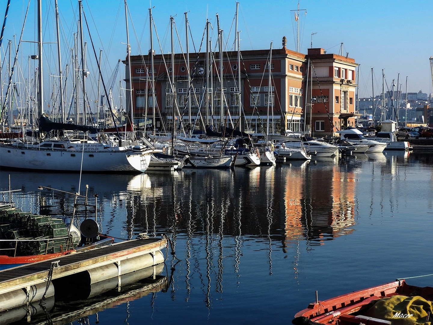 El Puerto deportivo de La Coruña , dorado por los últimos rayos de sol