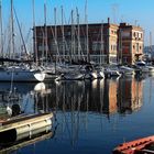 El Puerto deportivo de La Coruña , dorado por los últimos rayos de sol